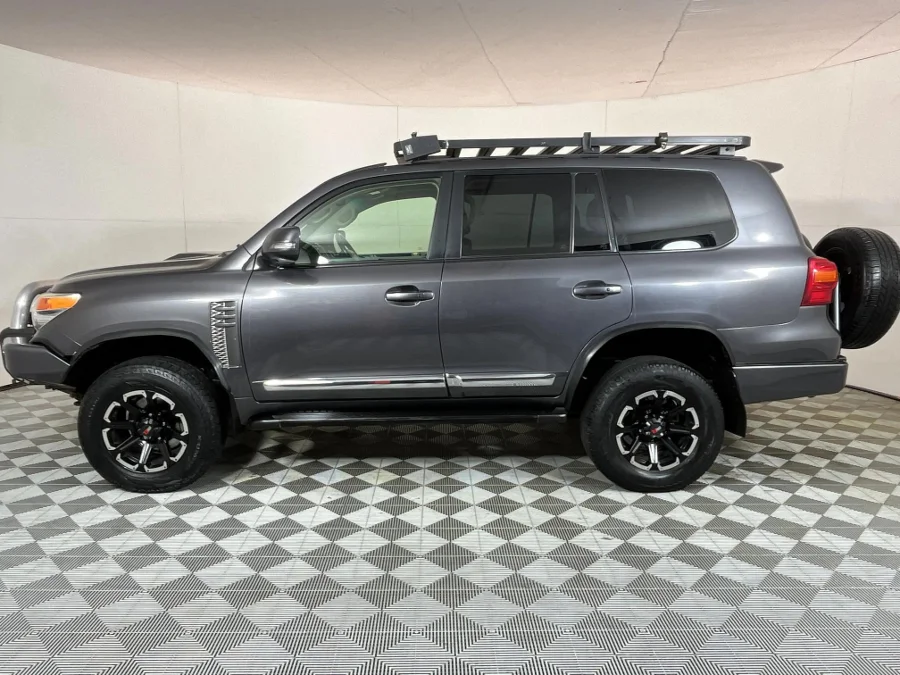 Used 2013 Toyota Land Cruiser 200 4.5D-4D V8 VX - WeBuyCars JHB South