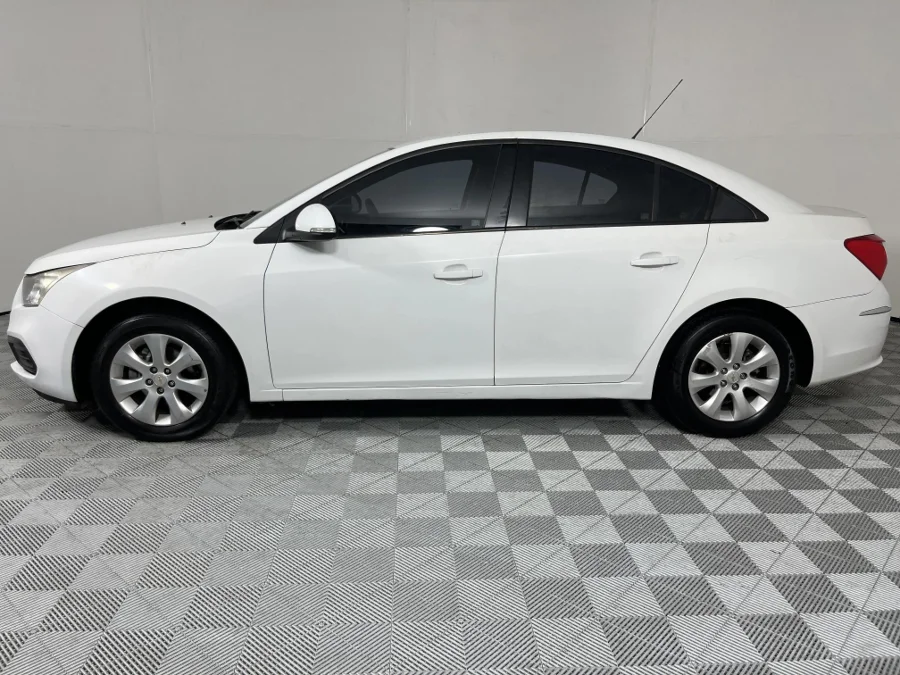 Used 2016 Chevrolet Cruze sedan 1.6 L - WeBuyCars The Dome