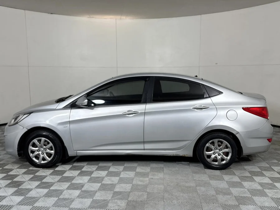 Used 2012 Hyundai Accent sedan 1.6 Fluid - WeBuyCars Midstream