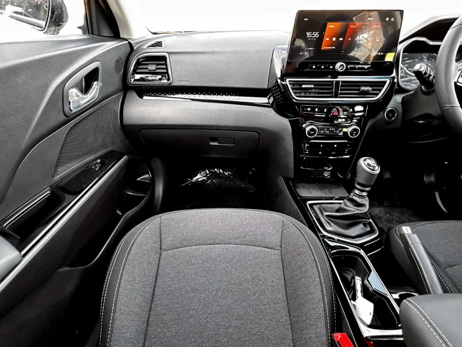 Used 2025 Mahindra XUV 3XO 1.2T AX5 manual - IC Auto Benoni