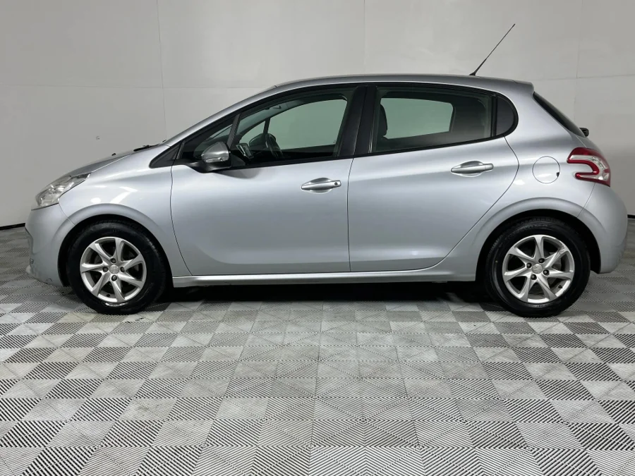 Used 2013 Peugeot 208 3-door 1.0 Access - WeBuyCars Montana