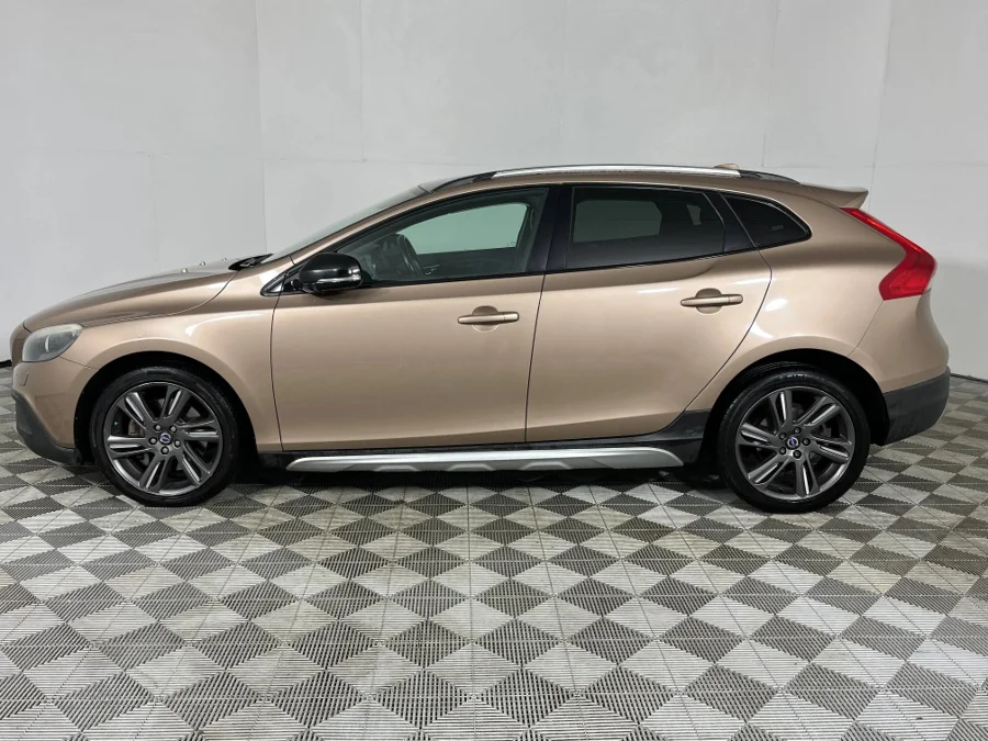 Used 2014 Volvo V40 Cross Country D4 Excel - WeBuyCars George