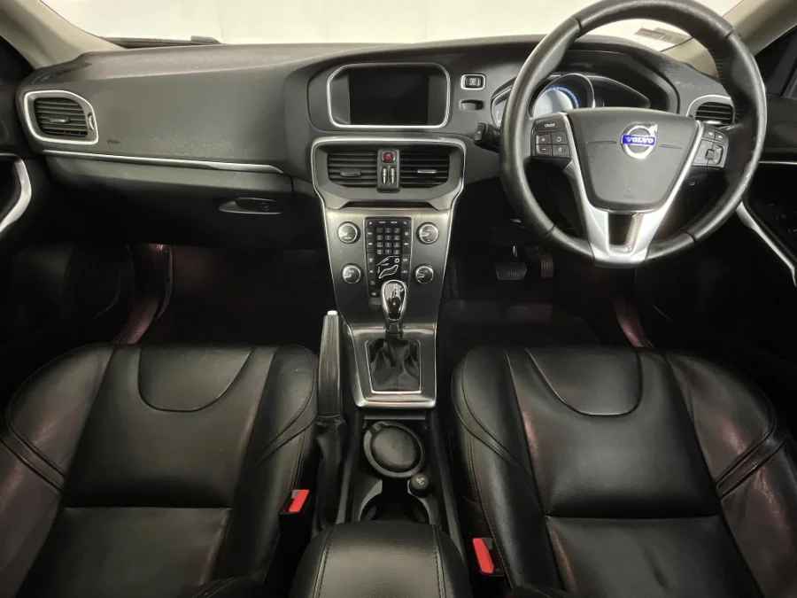 Used 2016 Volvo V40 T4 Momentum auto - WeBuyCars Gqeberha