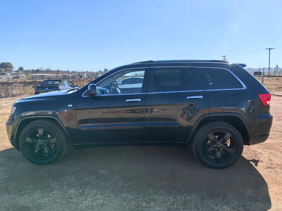 New 2011 Jeep Grand Cherokee 3.6L Overland - Private Seller New 2011 Jeep Grand Cherokee 3.6L Overland - Private Seller