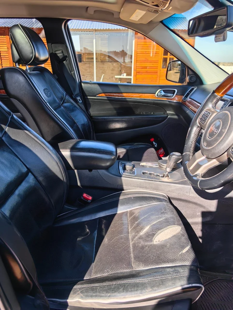 New 2011 Jeep Grand Cherokee 3.6L Overland - Private Seller New 2011 Jeep Grand Cherokee 3.6L Overland - Private Seller