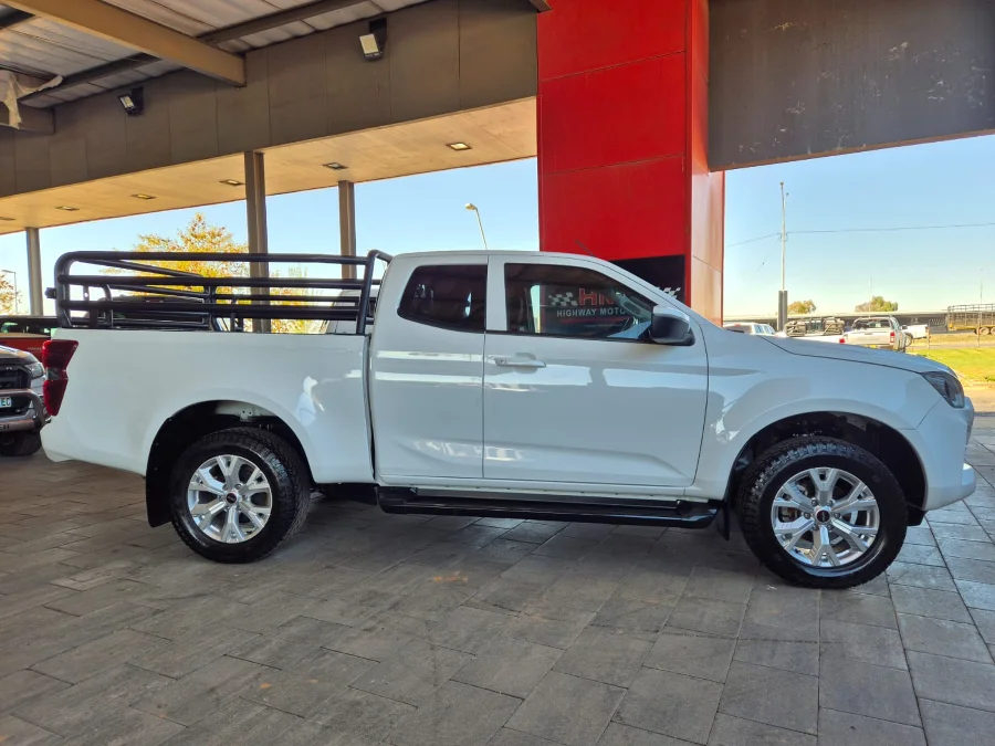 Used 2023 Isuzu D-Max 1.9TD Extended cab LS auto - Highway Motors