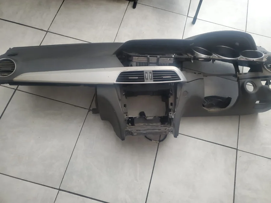 W205 Dashboard for Sale clean - Private Seller W205 Dashboard for Sale clean - Private Seller