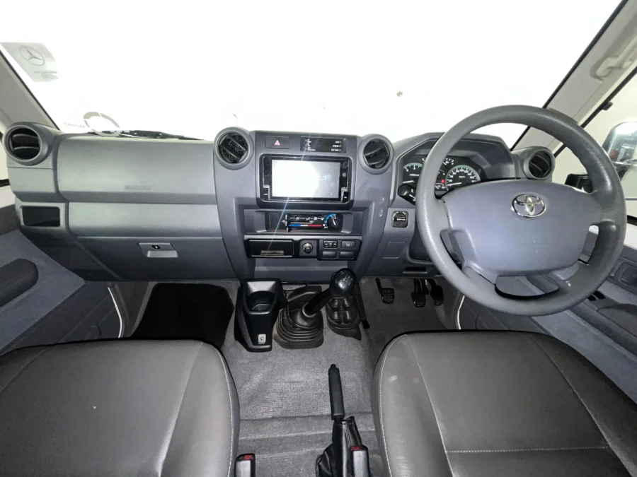 Used 2022 Toyota Land Cruiser 76 4.5D-4D V8 station wagon LX - WeBuyCars Durban