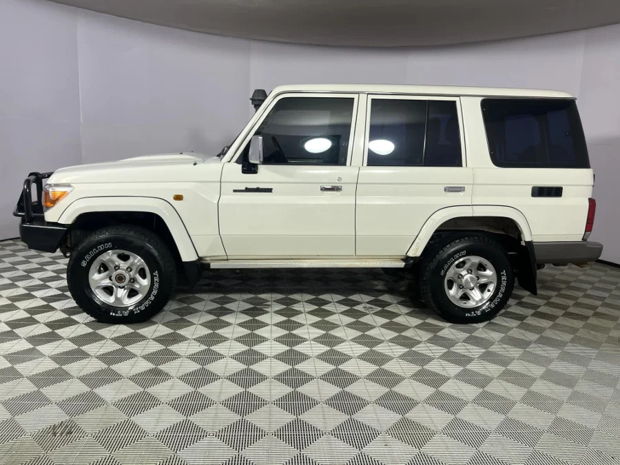 Used 2022 Toyota Land Cruiser 76 4.5D-4D V8 station wagon LX - WeBuyCars Durban