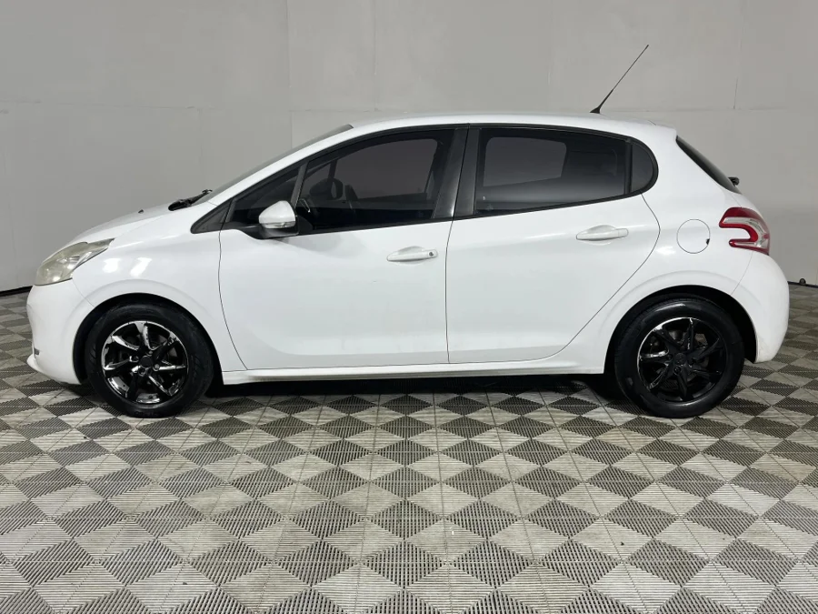 Used 2013 Peugeot 208 5-door 1.6HDi Allure - WeBuyCars George