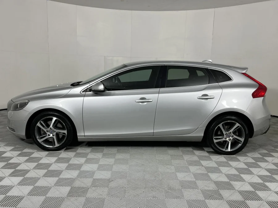 Used 2016 Volvo V40 T4 Momentum auto - WeBuyCars Gqeberha