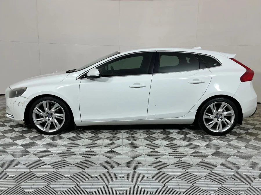 Used 2014 Volvo V40 Cross Country T4 Elite auto - WeBuyCars JHB South