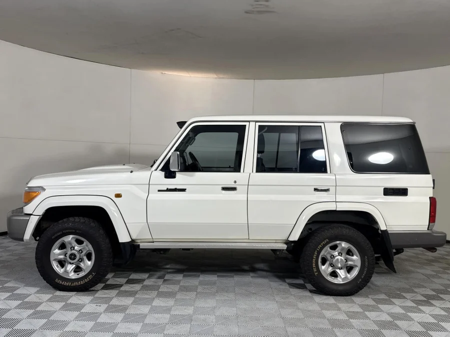 Used 2014 Toyota Land Cruiser 76 4.5D-4D V8 station wagon LX - WeBuyCars Midstream