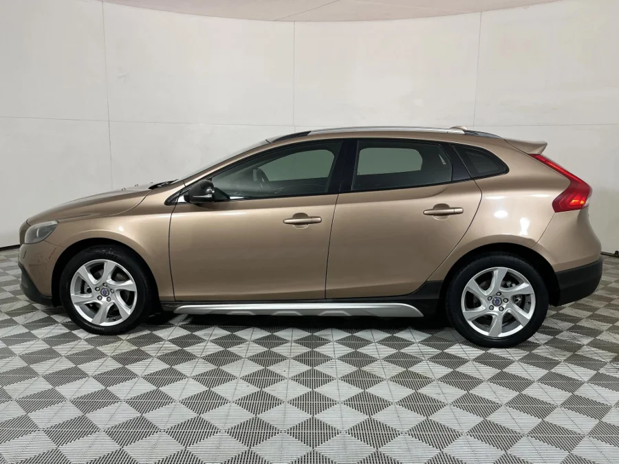 Used 2013 Volvo V40 Cross Country T4 Excel auto - WeBuyCars JHB South
