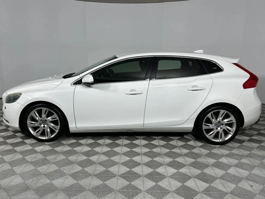 Used 2014 Volvo V40 T3 Essential - WeBuyCars Lansdowne