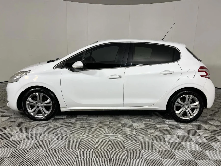 Used 2013 Peugeot 208 5-door 1.6HDi Allure - WeBuyCars The Dome
