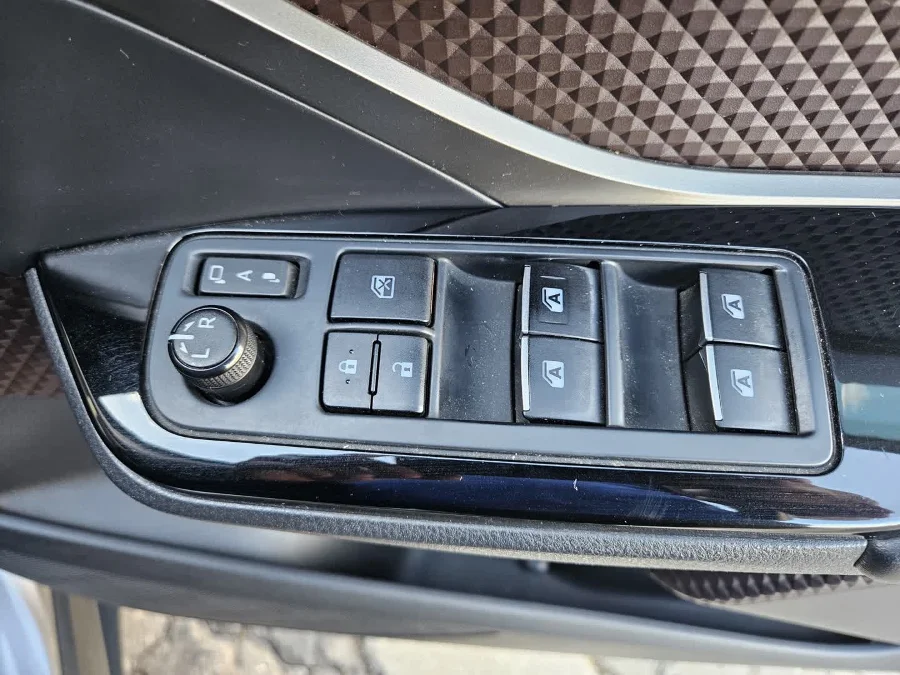 Used 2018 Toyota C-HR 1.2T Luxury - CFAO Mobility Toyota Carnival