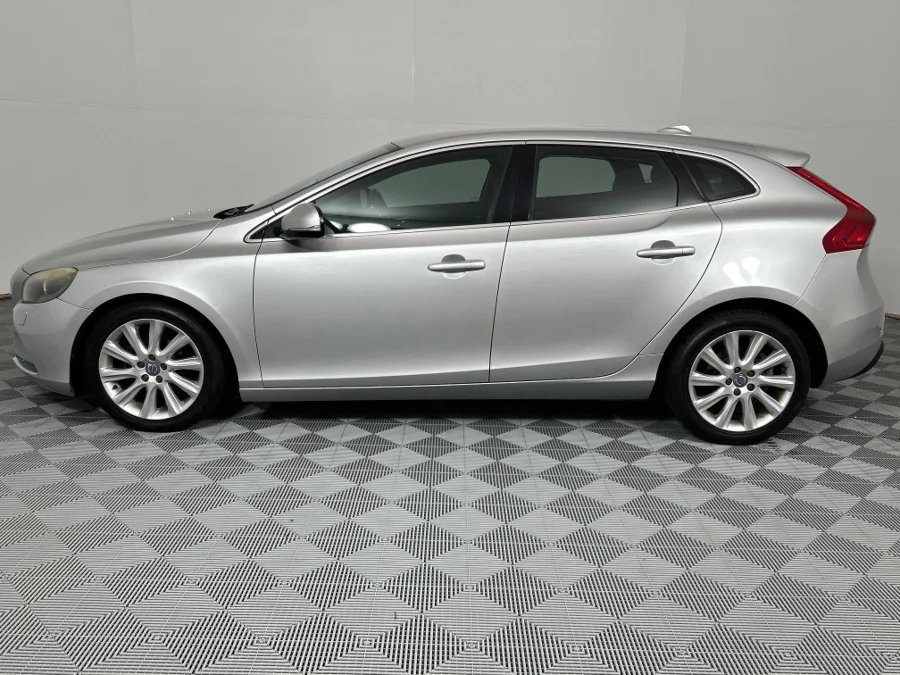 Used 2015 Volvo V40 D2 Excel - WeBuyCars Lansdowne
