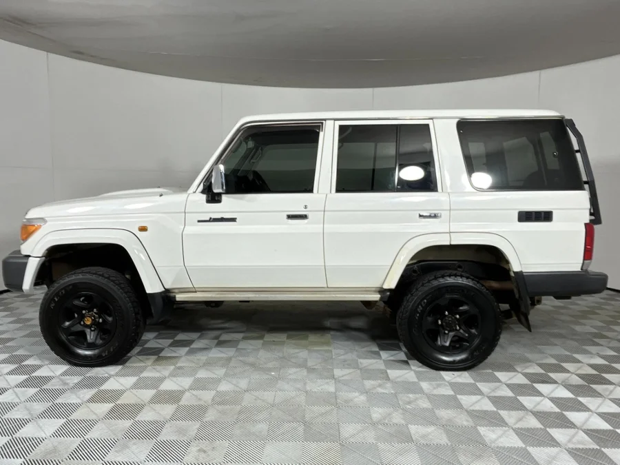 Used 2014 Toyota Land Cruiser 76 4.5D-4D V8 station wagon LX - WeBuyCars The Dome