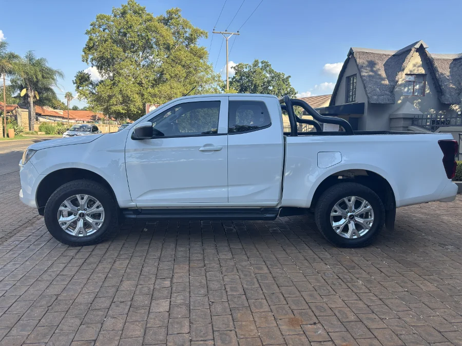 Used 2024 Isuzu D-Max 1.9TD Extended cab LS manual - Private Seller