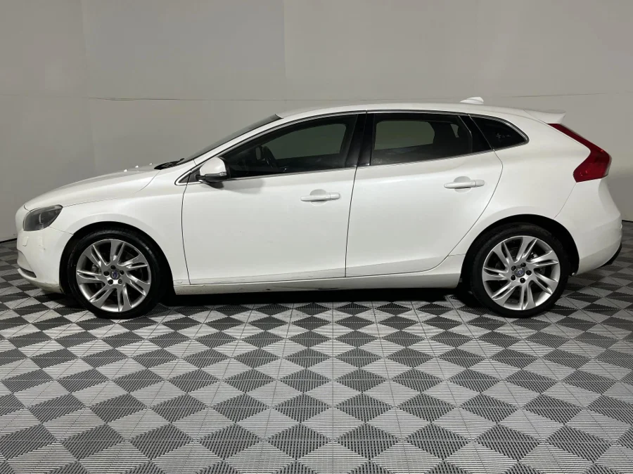 Used 2016 Volvo V40 D3 Momentum - WeBuyCars Germiston
