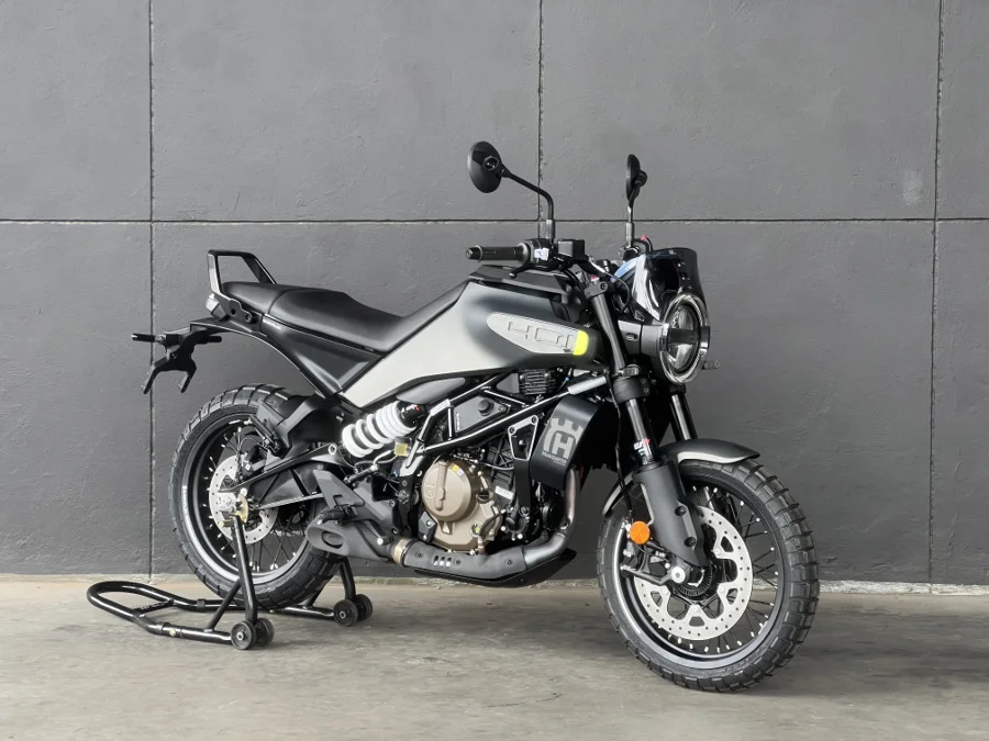 HUSQVARNA SVARTPILEN 401 - FAST KTM