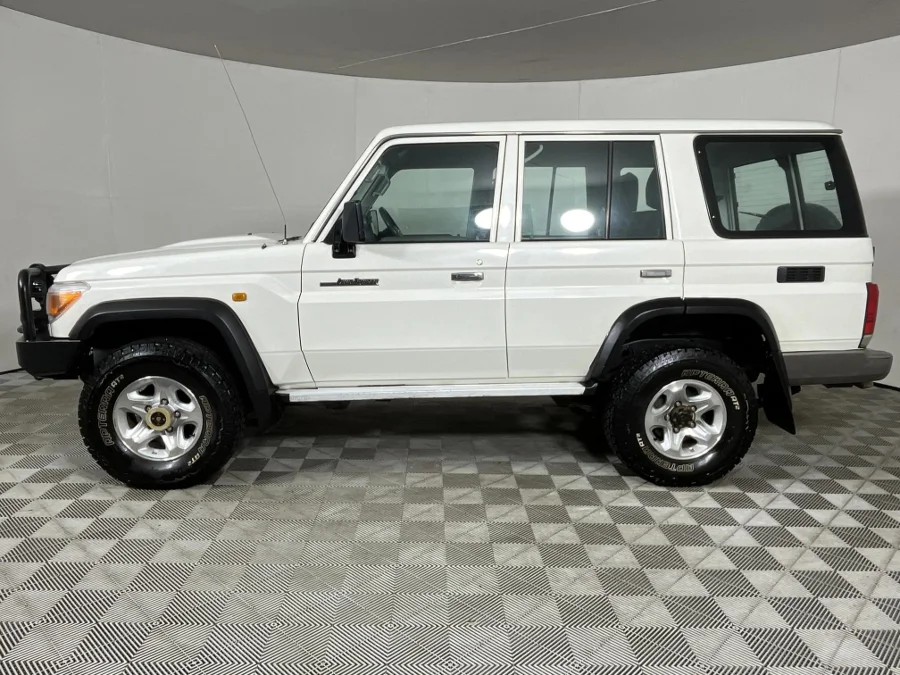 Used 2010 Toyota Land Cruiser 76 4.2D station wagon - WeBuyCars The Dome