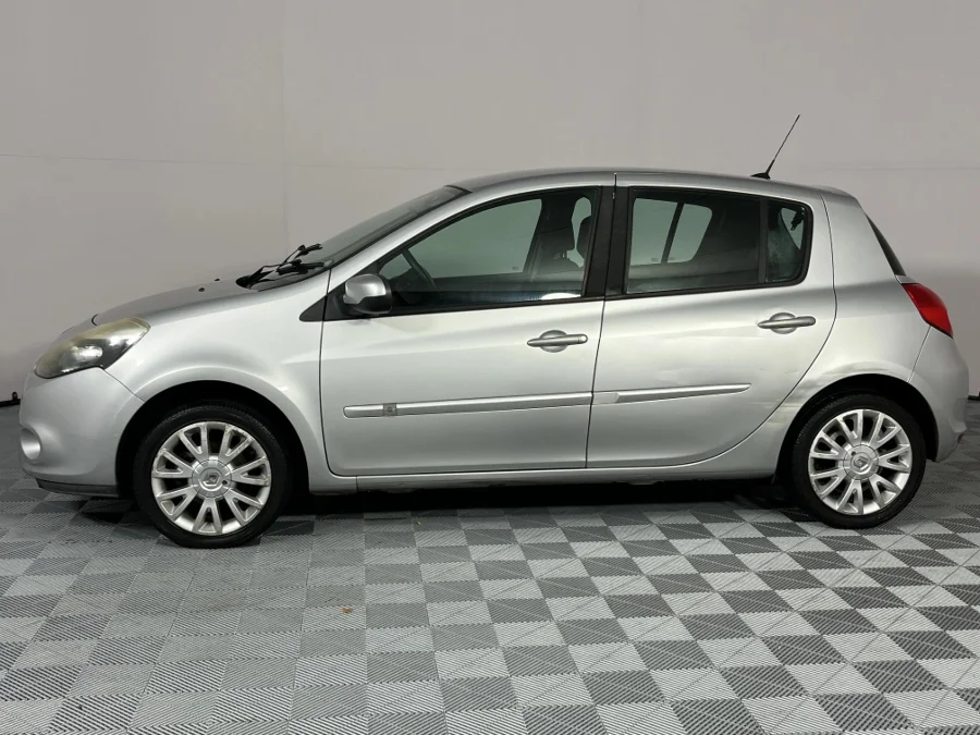 Used 2012 Renault Clio 1.6 Dynamique automatic - WeBuyCars Lansdowne