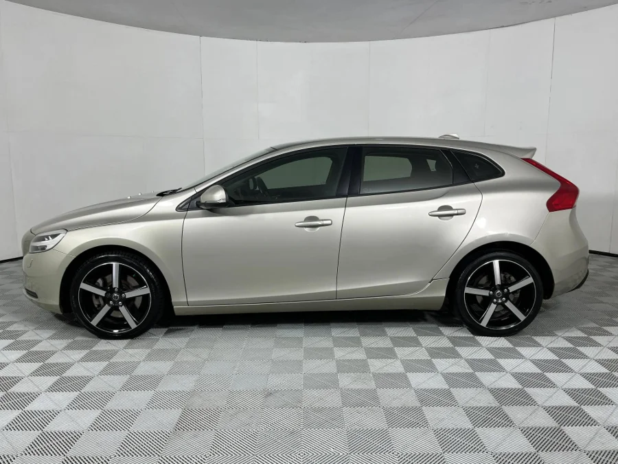 Used 2017 Volvo V40 D3 Momentum - WeBuyCars Gqeberha