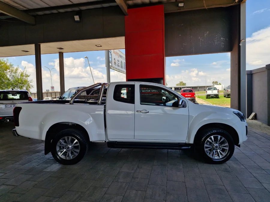 Used 2017 Isuzu KB 300D-Teq Extended cab LX - Highway Motors Used 2017 Isuzu KB 300D-Teq Extended cab LX - Highway Motors