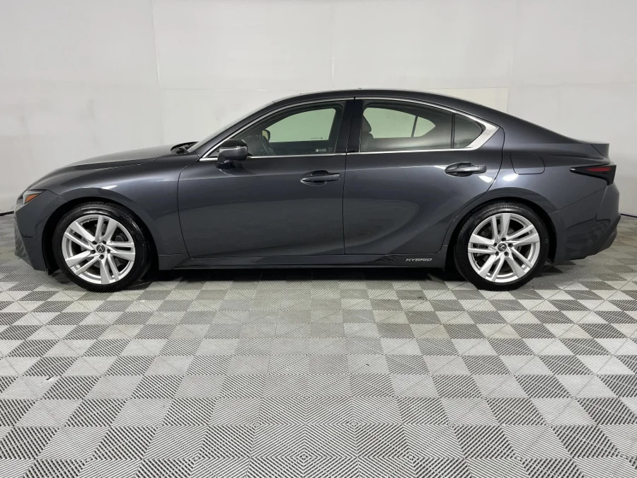 Used 2022 Lexus IS 300h SE - WeBuyCars Midstream