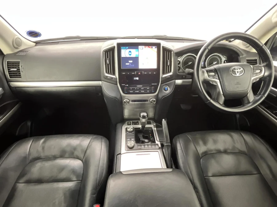 Used 2018 Toyota Land Cruiser 200 4.5D-4D V8 VX-R - WeBuyCars The Dome