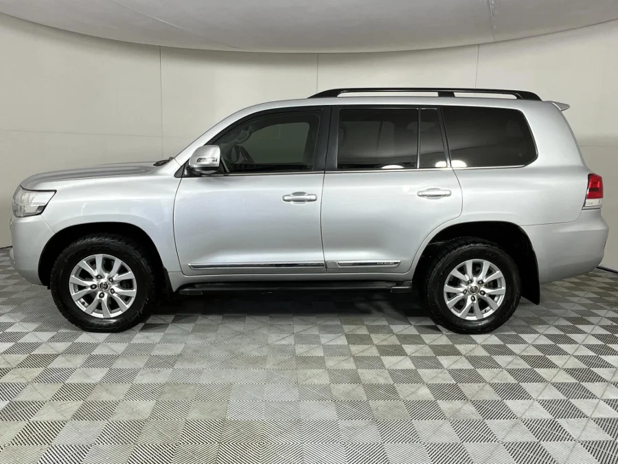 Used 2018 Toyota Land Cruiser 200 4.5D-4D V8 VX-R - WeBuyCars The Dome