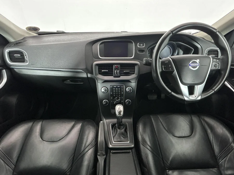 Used 2013 Volvo V40 T4 Excel auto - WeBuyCars Lansdowne