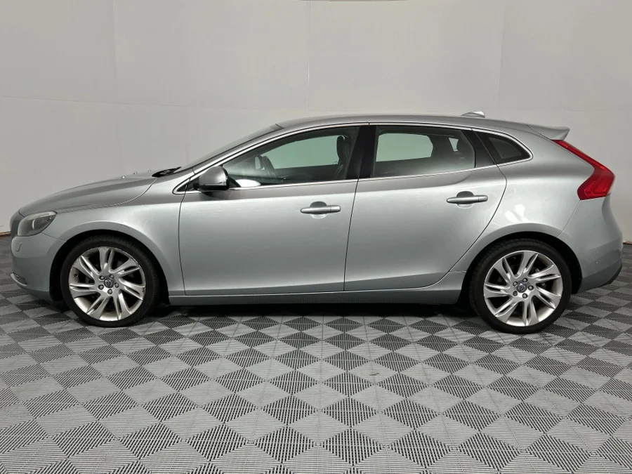 Used 2013 Volvo V40 T4 Excel auto - WeBuyCars Lansdowne