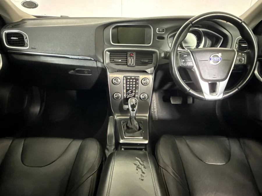 Used 2014 Volvo V40 Cross Country D3 Excel - WeBuyCars Midstream