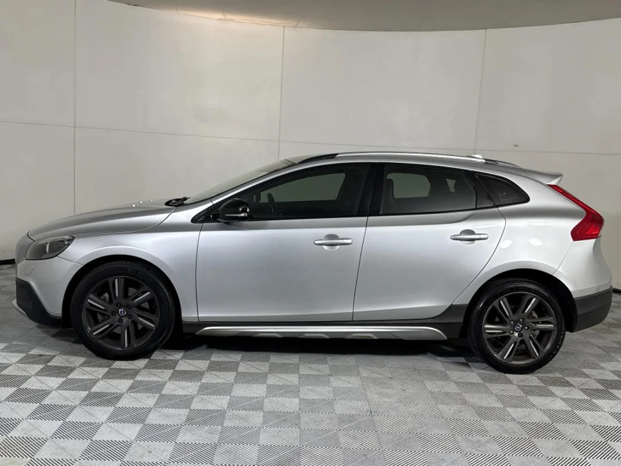Used 2014 Volvo V40 Cross Country D3 Excel - WeBuyCars Midstream
