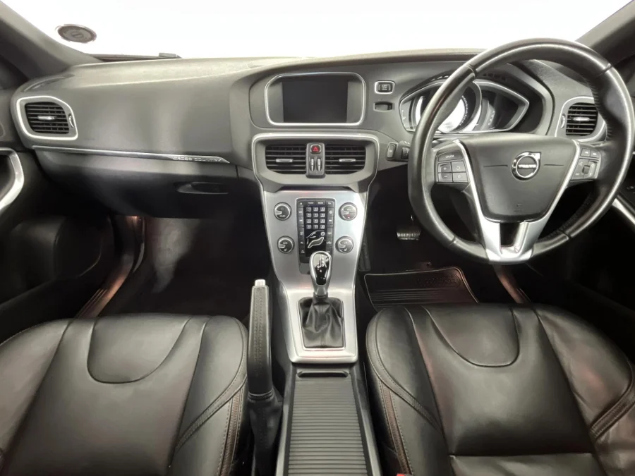 Used 2019 Volvo V40 Cross Country D4 Momentum - WeBuyCars Montana