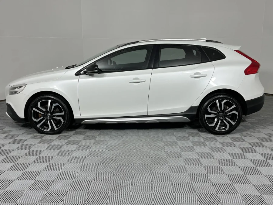Used 2019 Volvo V40 Cross Country D4 Momentum - WeBuyCars Montana