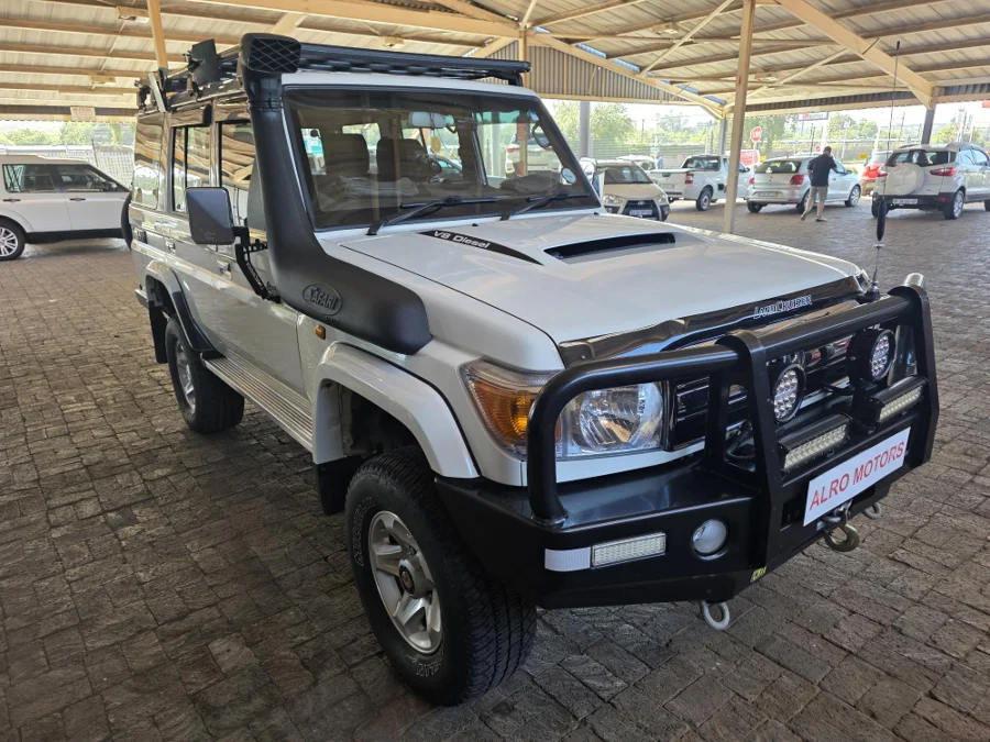 Used 2014 Toyota Land Cruiser 76 4.5D-4D V8 station wagon LX - Alro Motors