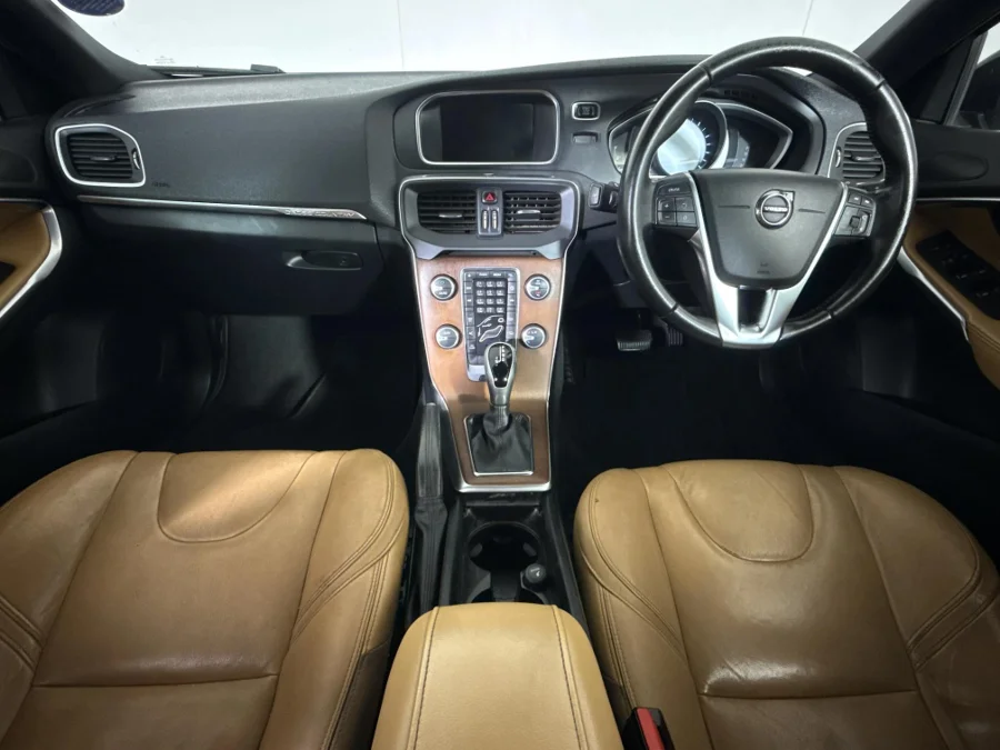 Used 2017 Volvo V40 Cross Country T4 Momentum auto - WeBuyCars Midstream