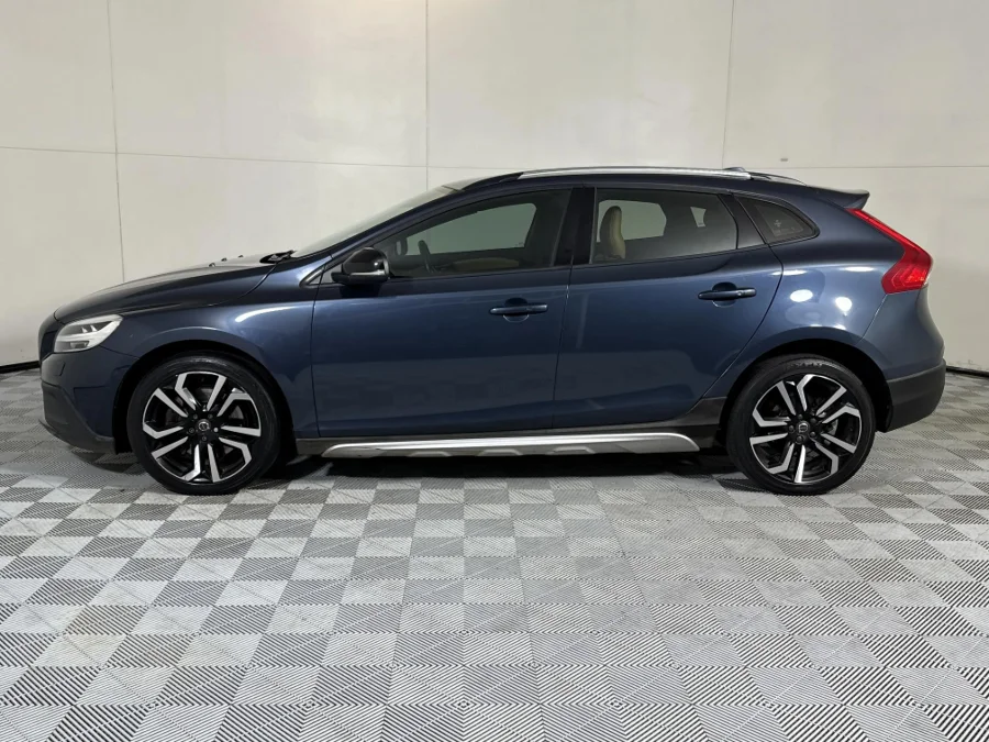 Used 2017 Volvo V40 Cross Country T4 Momentum auto - WeBuyCars Midstream