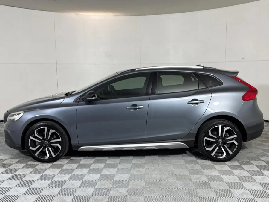 Used 2018 Volvo V40 Cross Country D4 Inscription - WeBuyCars Midstream