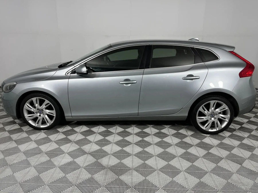 Used 2014 Volvo V40 D2 Excel - WeBuyCars Lansdowne