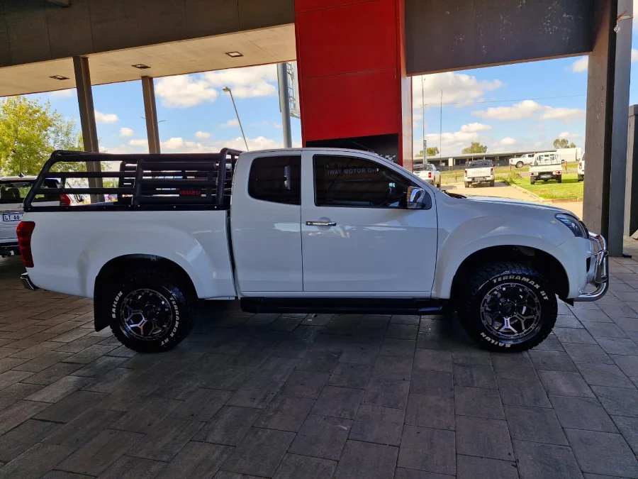 Used 2016 Isuzu KB 300D-Teq Extended cab LX auto - Highway Motors Used 2016 Isuzu KB 300D-Teq Extended cab LX auto - Highway Motors