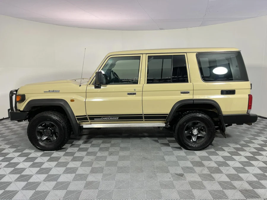 Used 2024 Toyota Land Cruiser 76 2.8GD-6 station wagon VX - WeBuyCars Germiston