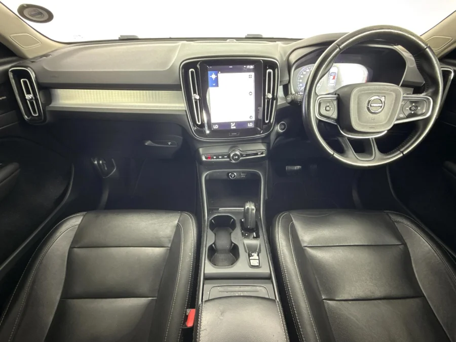Used 2021 Volvo XC40 T3 Momentum - WeBuyCars Montana