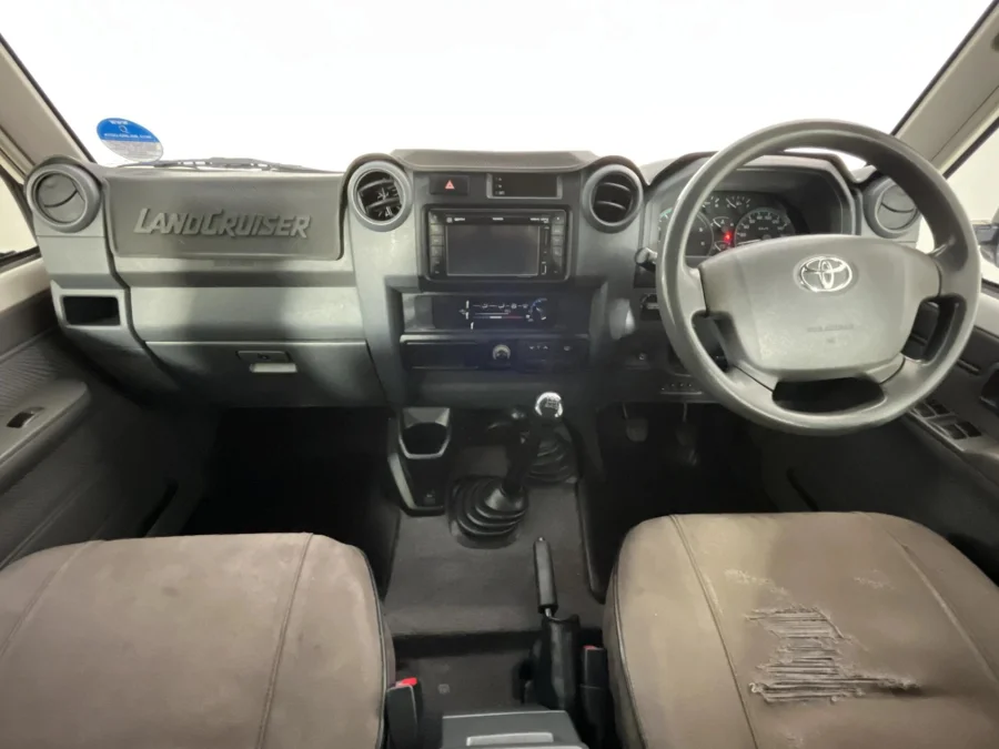 Used 2013 Toyota Land Cruiser 76 4.2D station wagon - WeBuyCars Germiston