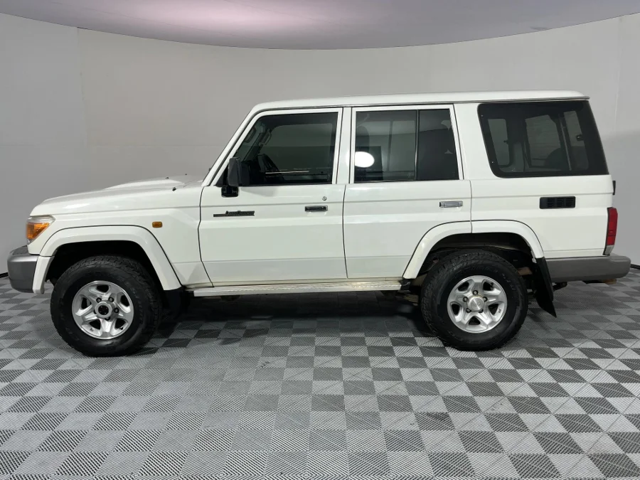 Used 2013 Toyota Land Cruiser 76 4.2D station wagon - WeBuyCars Germiston