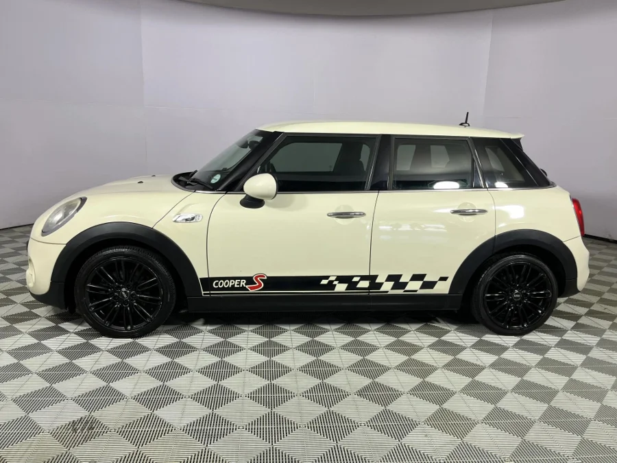 Used 2015 MINI Hatch Cooper S Hatch 5-door Seven 7 - WeBuyCars Durban